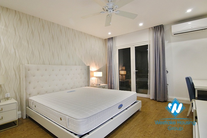  Beautiful corner villa with Garden for rent in Vinhomer Riverside - Long Bien